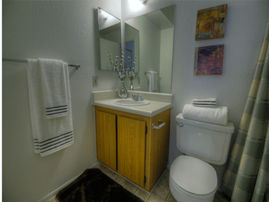 Luxurious Bathroom at Country Club Vista Apartments, Flagstaff, 86004