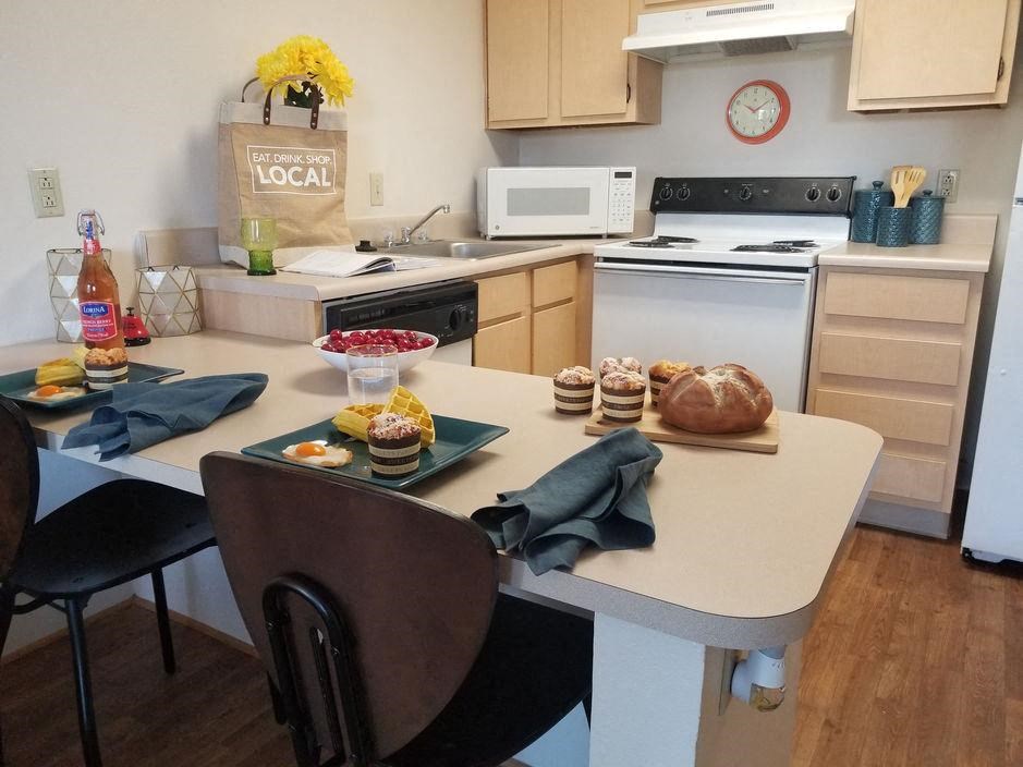 Fitted Kitchen With Island Dining at Highland Village Apartments, Flagstaff, 86001