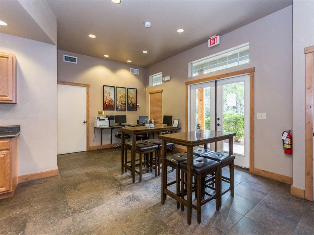Fully Equipped Eat-In Kitchen at Highland Village Apartments, Arizona