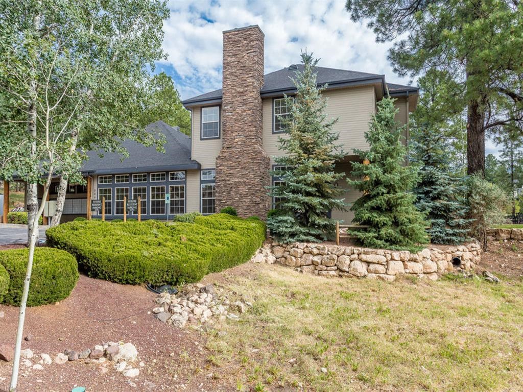 Courtyard Garden Space at Highland Village Apartments, Arizona
