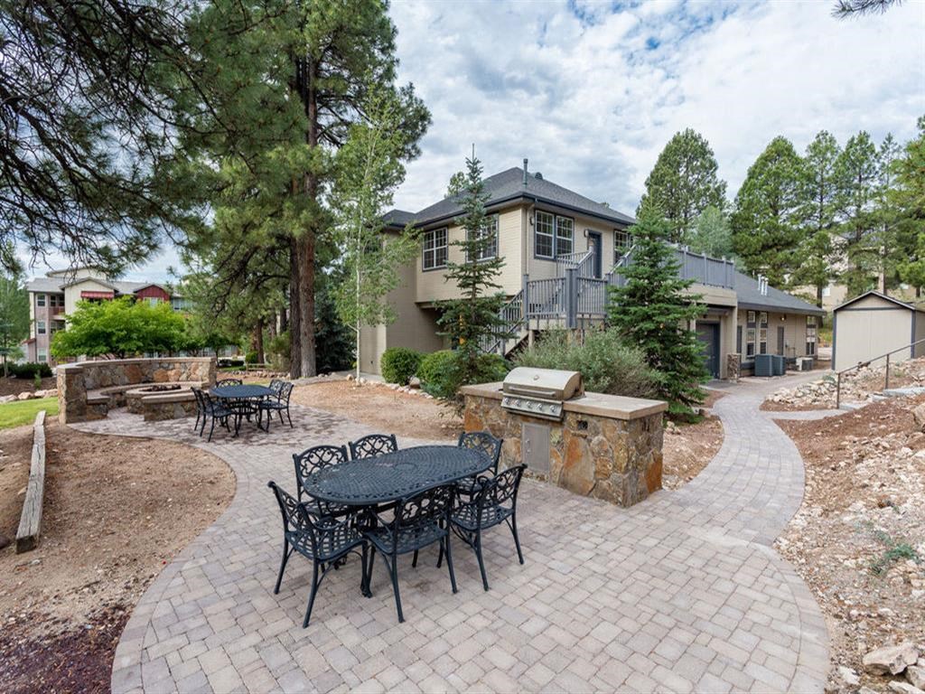 Picnic Grilling Area at Highland Village Apartments, Arizona, 86001