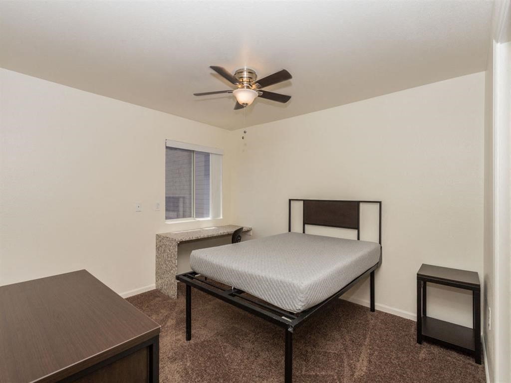 Bedroom With Ceiling Fan at Highland Village Apartments, Flagstaff, AZ, 86001
