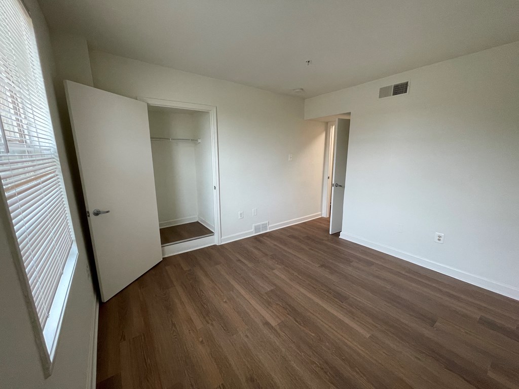 a bedroom at the acadia park apartments in houma, la
