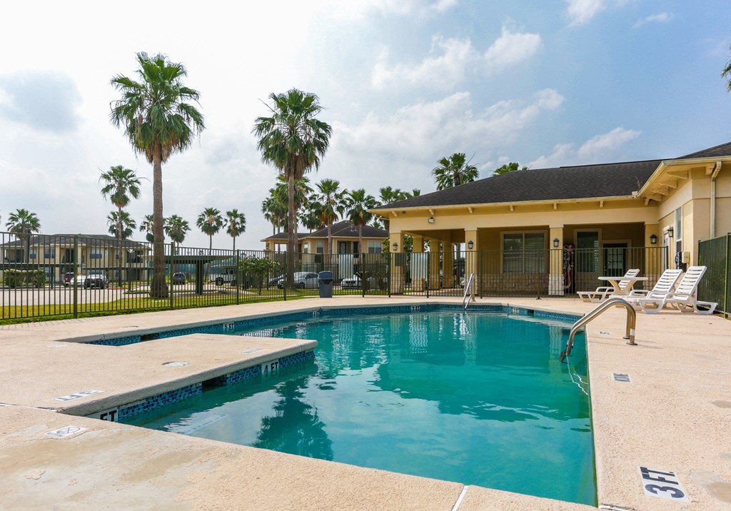 Exterior Apartment - Community Pool