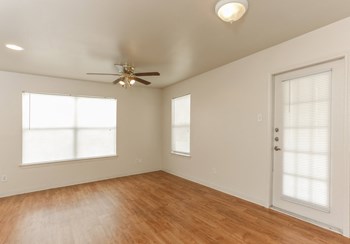 Living Area - Photo Gallery 8
