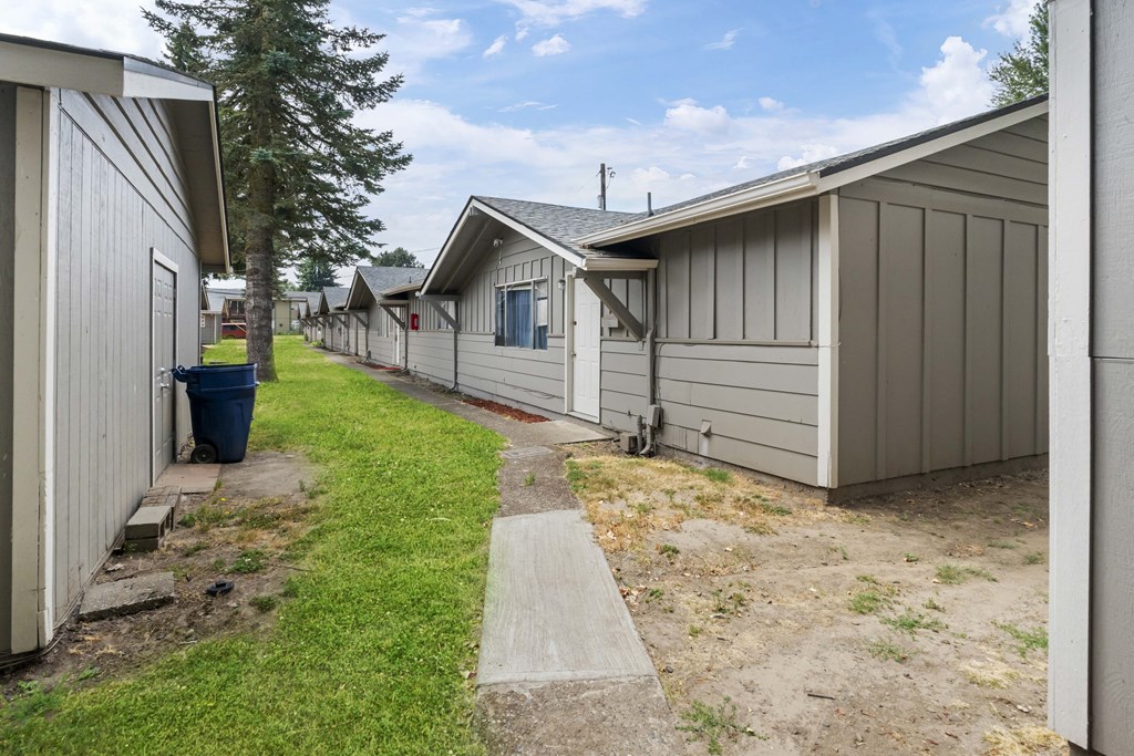 a row of houses in a row