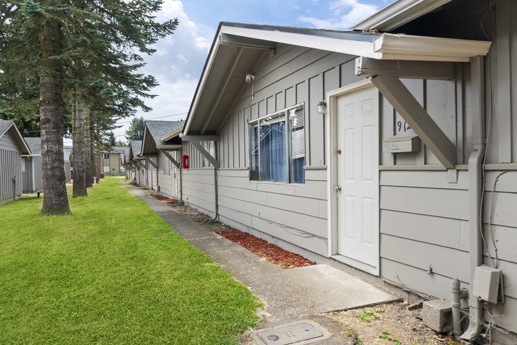 a row of houses in a neighborhood