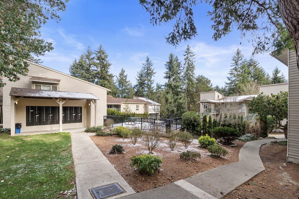 the preserve at ballantyne commons apartments walkway and yard