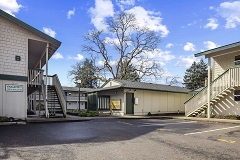 A vacant building with a sign that says "VACANCY" in front of it.