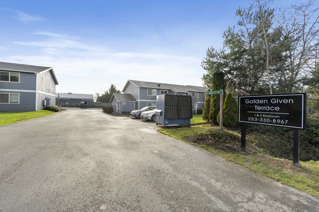 a street sign in front of a row of houses
