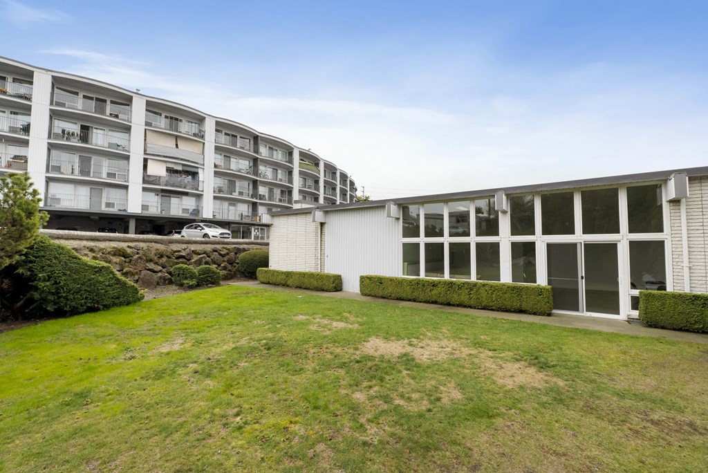 the building in which the hotel is located