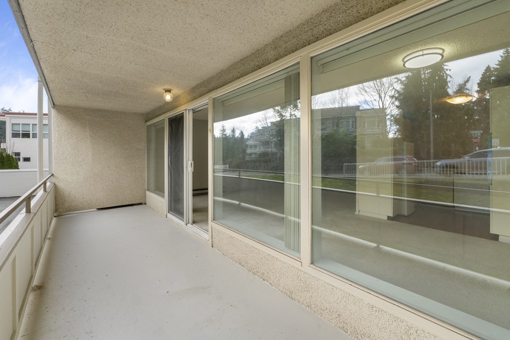 the preserve at ballantyne commons living room balcony