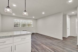 700 Justine Court 1-2 Beds Apartment for Rent - Photo Gallery 3