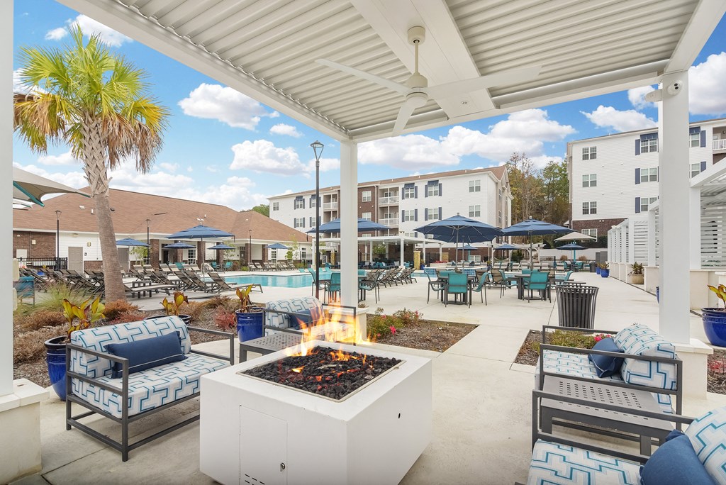Outdoor Lounge at The Met Apartment Homes, Hattiesburg, Mississippi, 35402
