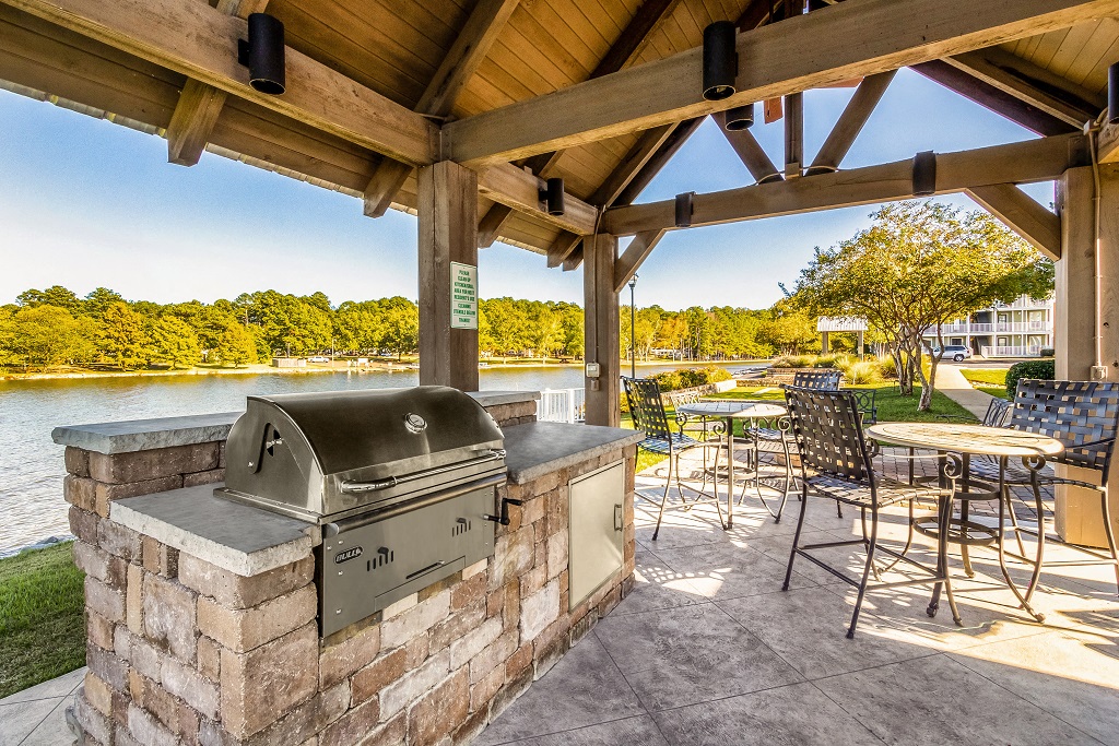 Outdoor BBQ Area at Lakeshore Pointe Resort Apartment Homes, Brandon, 39047