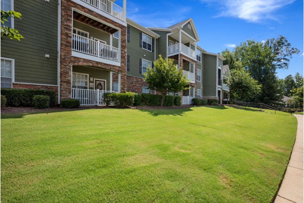 Apartment Building Exterior at Quail Ridge Highlands Apartment Homes, Bartlett