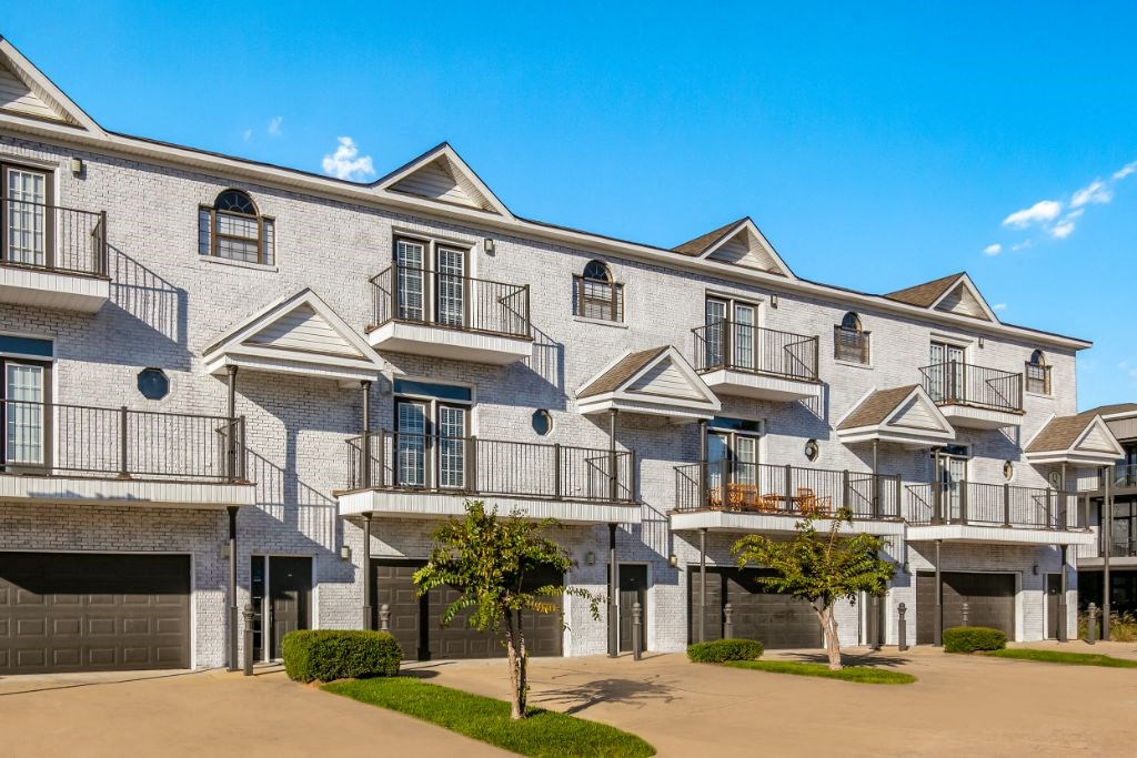 Beautiful Apartment Exterior at Parkwest Apartment Homes, MS