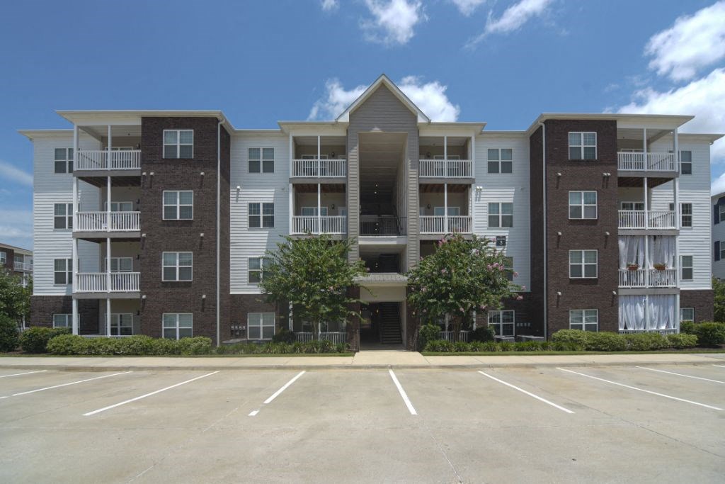 Apartment Community Parking at The Met Apartment Homes, MS, 35402