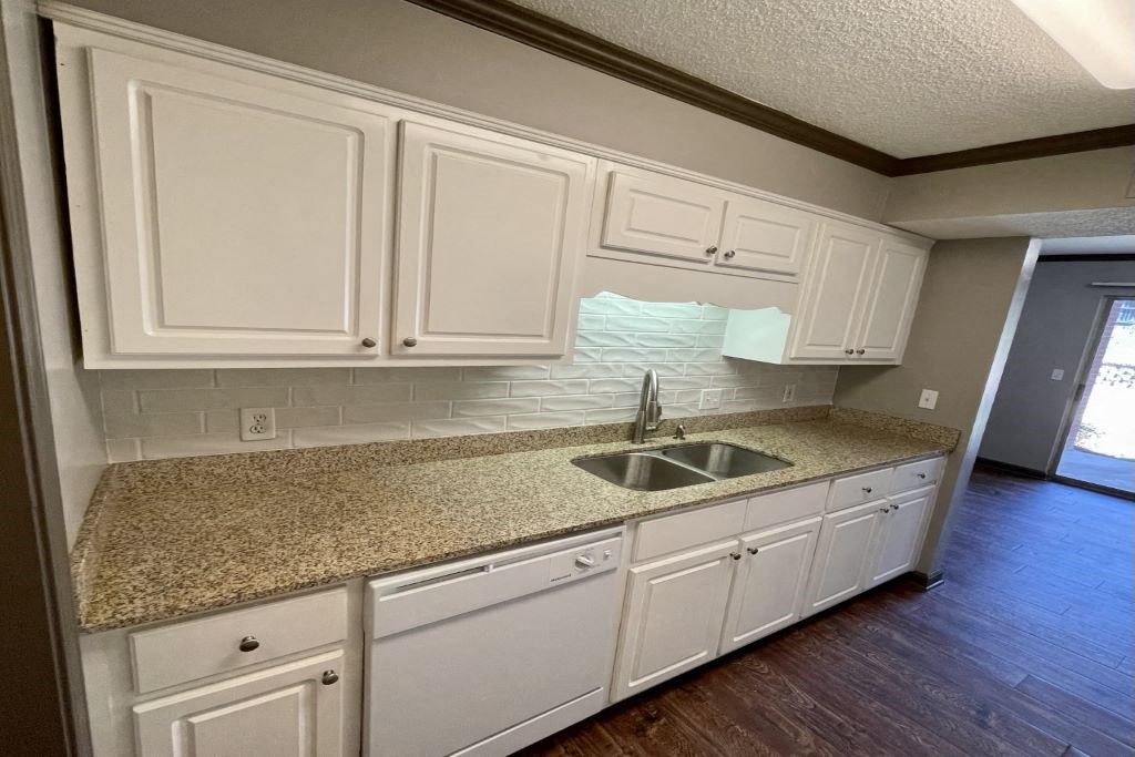 Backsplash Classic Style at Cambridge Station Apartment Homes, 38655