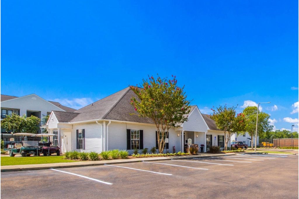 Clubhouse Exterior at Avalon Apartment Homes, Starkville