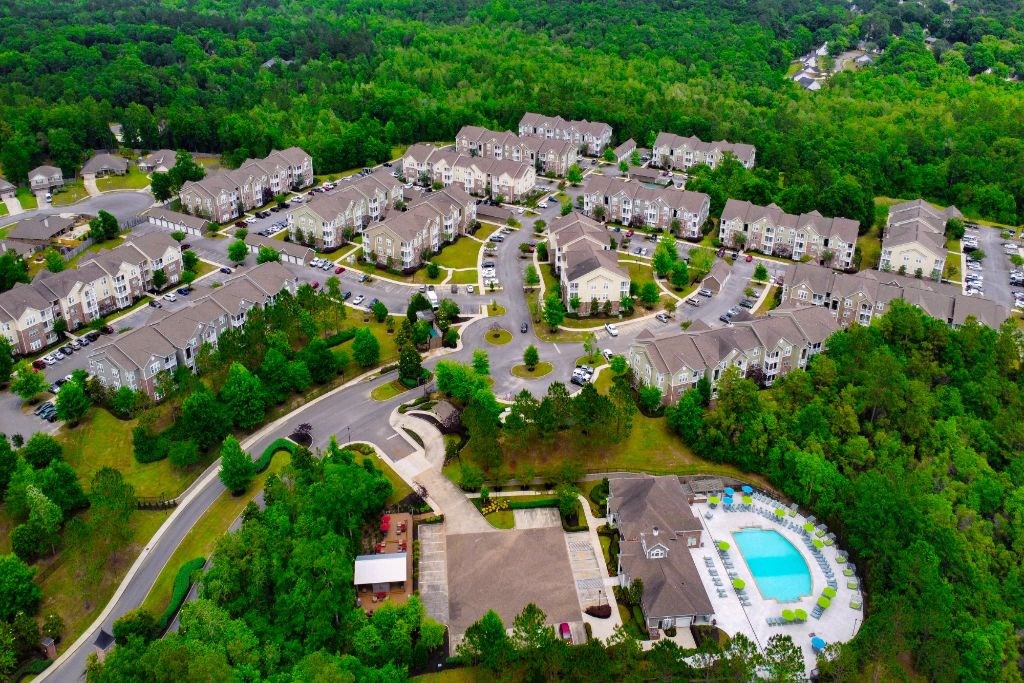 a large group of houses in a neighborhood