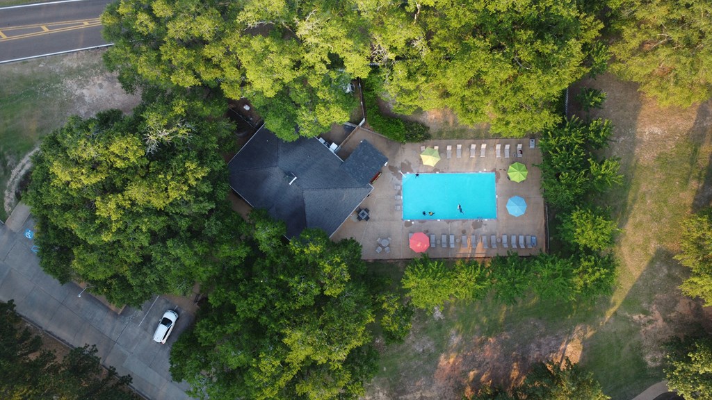 a birds eye view of a house with a swimming pool at Parklane Apartment Homes, Mississippi, 39648