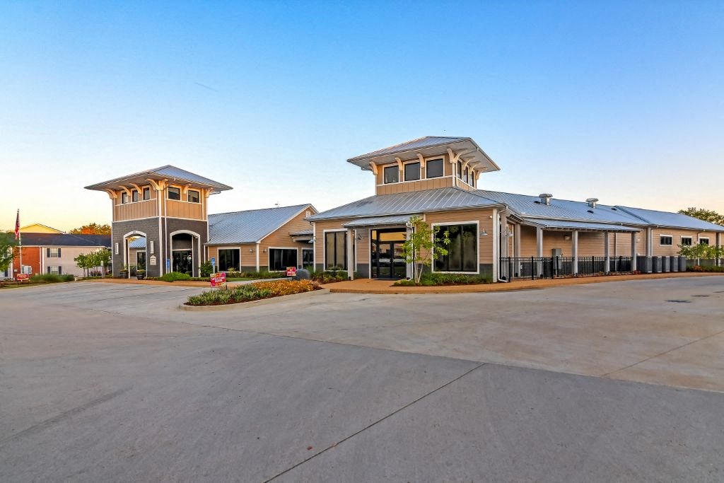 Building exterior at Crossgates Apartment Homes, Starkville, MS, 39759