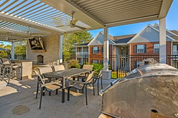 Outdoor lounge and grill and tv at Crossgates Apartment Homes, Starkville
