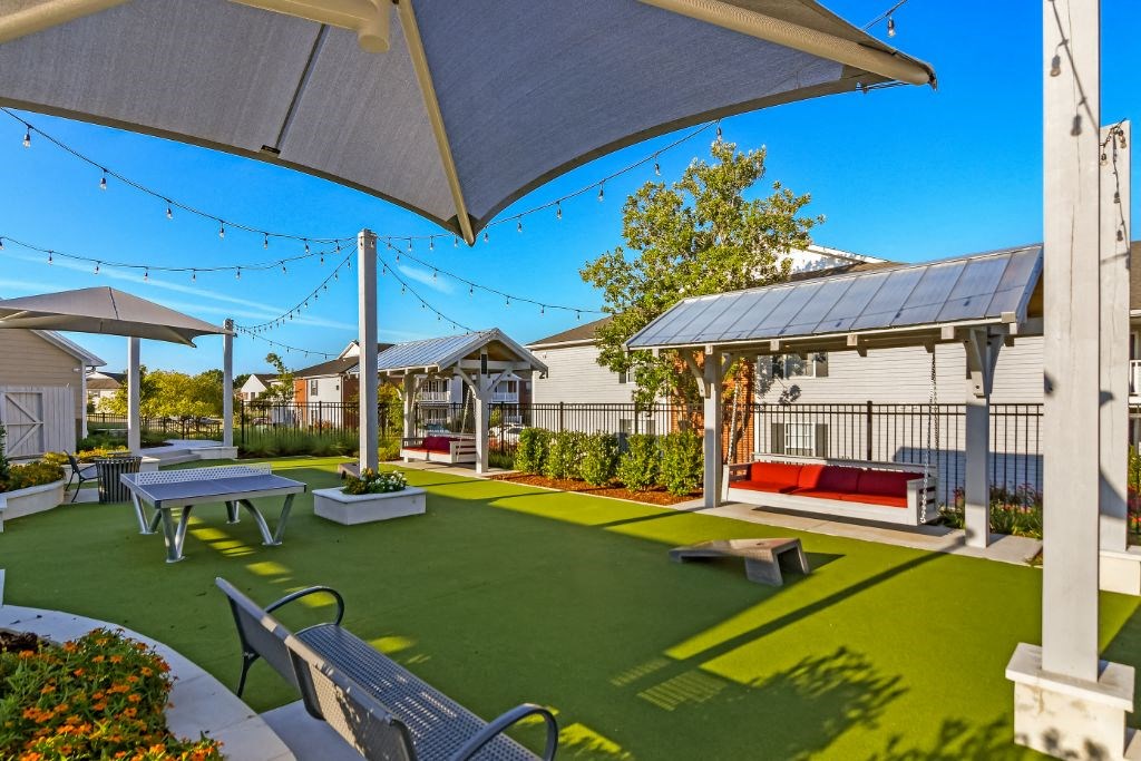 Seating area at Crossgates Apartment Homes, Starkville, MS, 39759