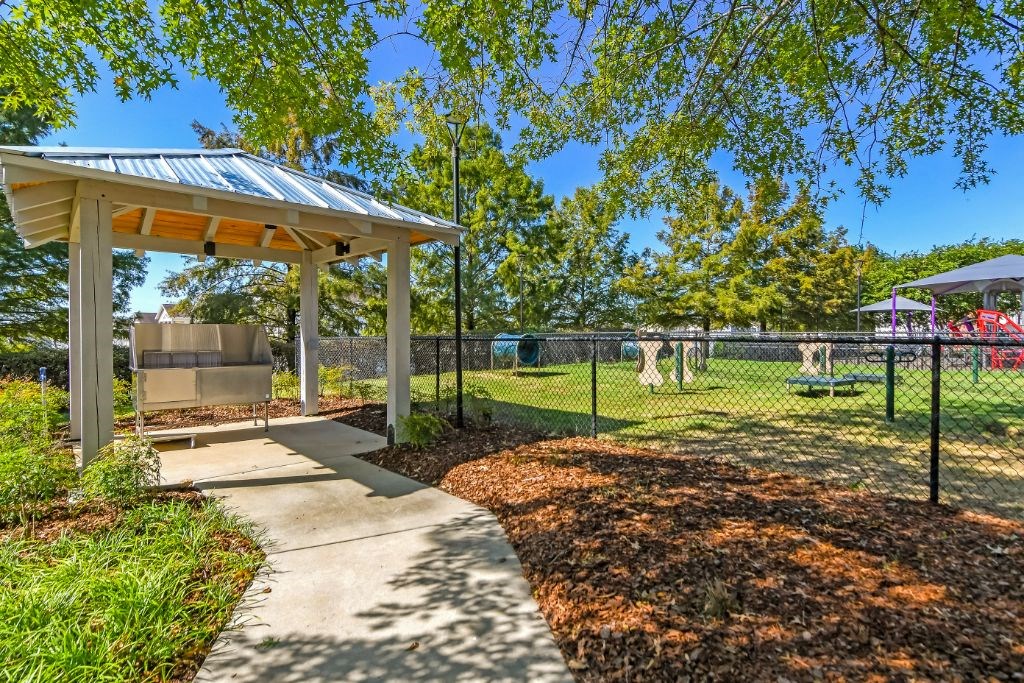 Walk trail 1 at Crossgates Apartment Homes, Starkville, Mississippi