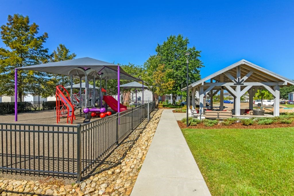 Walk trail 2 at Crossgates Apartment Homes, Starkville