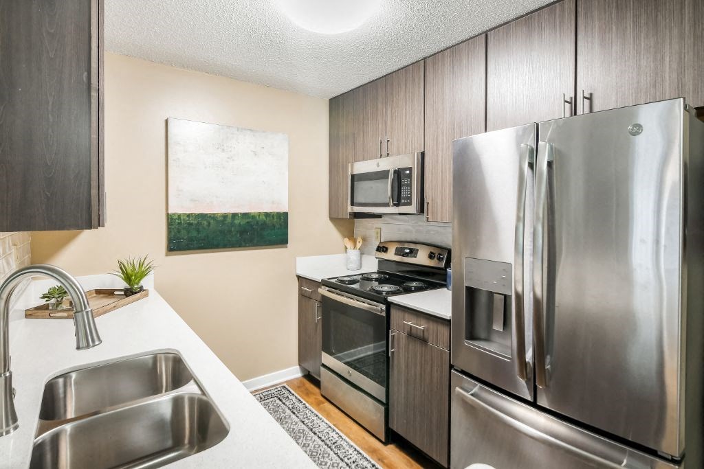 Kitchen with appliances at Crossgates Apartment Homes, Starkville, MS, 39759