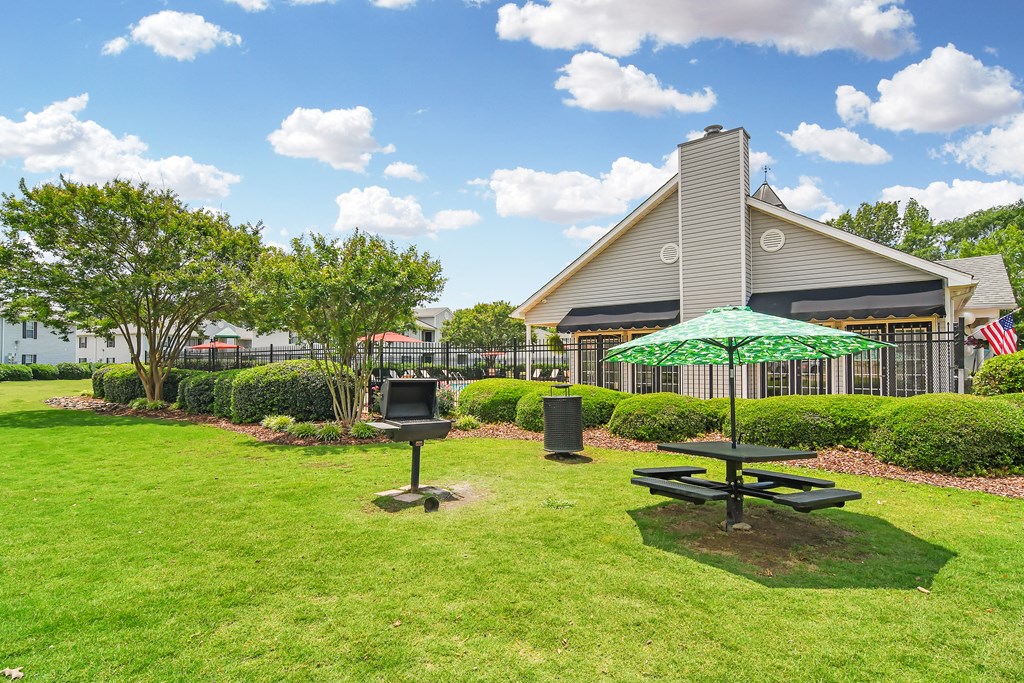 Picnic Table at The Colony Apartment Homes, Columbus