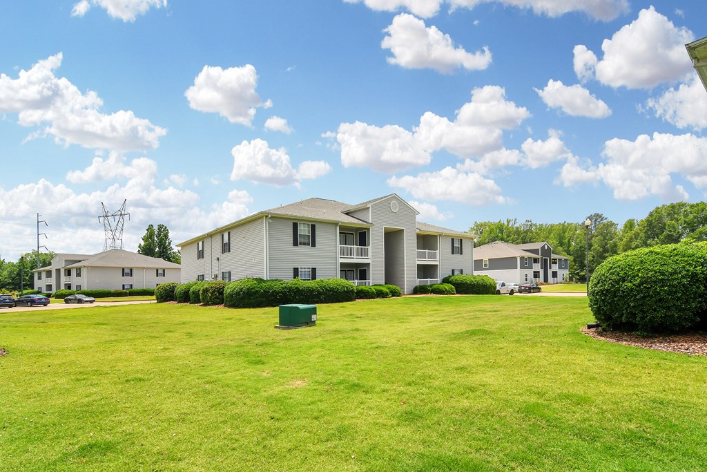 Lush Green Landscape at The Colony Apartment Homes, Columbus