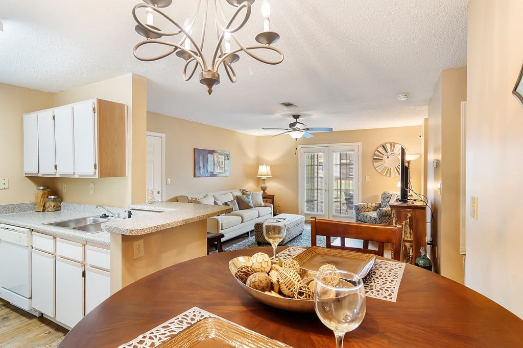 Dining Area at The Colony Apartment Homes, Columbus, MS