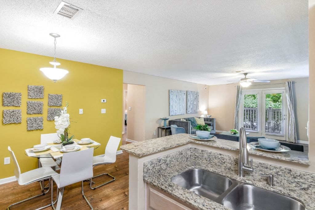 Dining at Avalon Apartment Homes, Mississippi