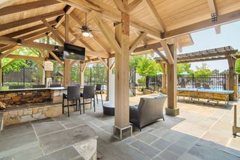BBQ grill and lounge area Lexington Pointe Apartment Homes in Mississippi 38655
