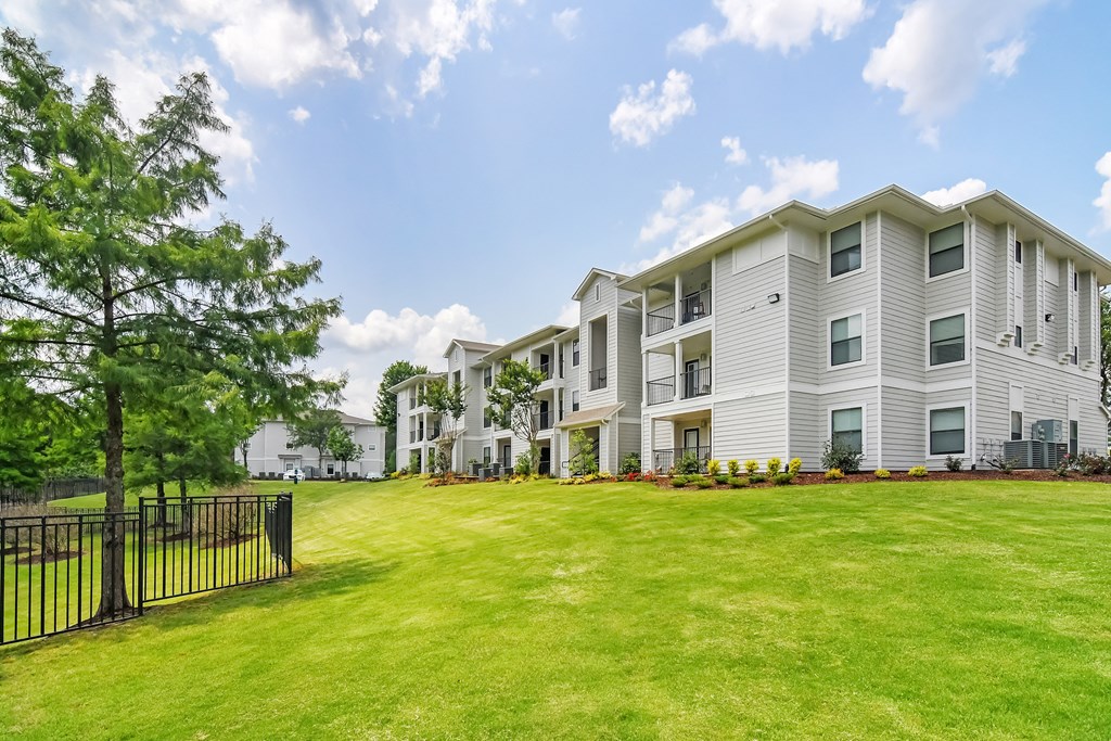 exterior view of lawn and buildings at The Azul Apartment Homes in Oxford, MS 38655