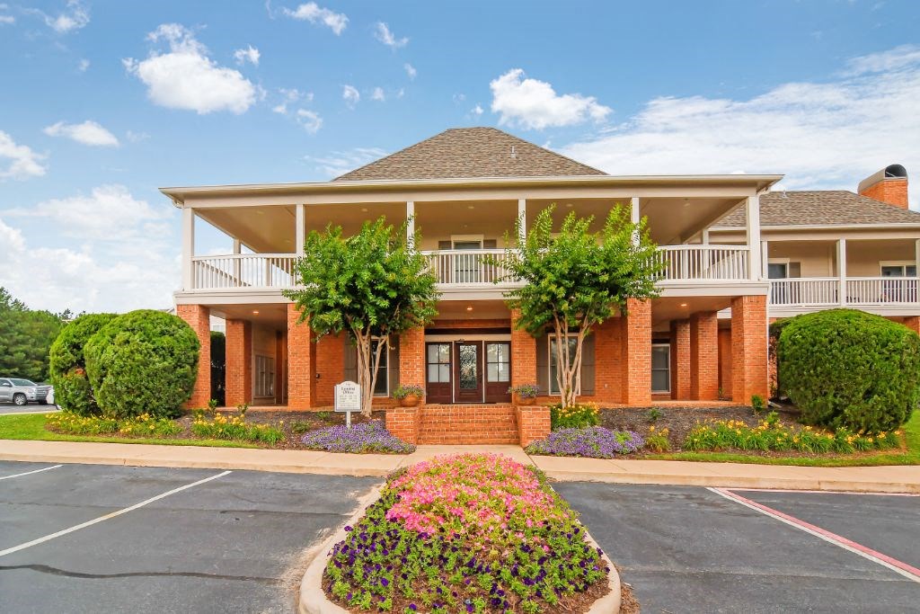 our apartments offer a parking lot in front of the building at Cumberland Place Apartment Homes, Tyler