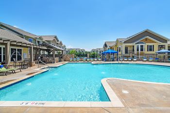 Outdoor Swimming Pool at Wellington Grande Apartment Homes, Longview, TX, Texas