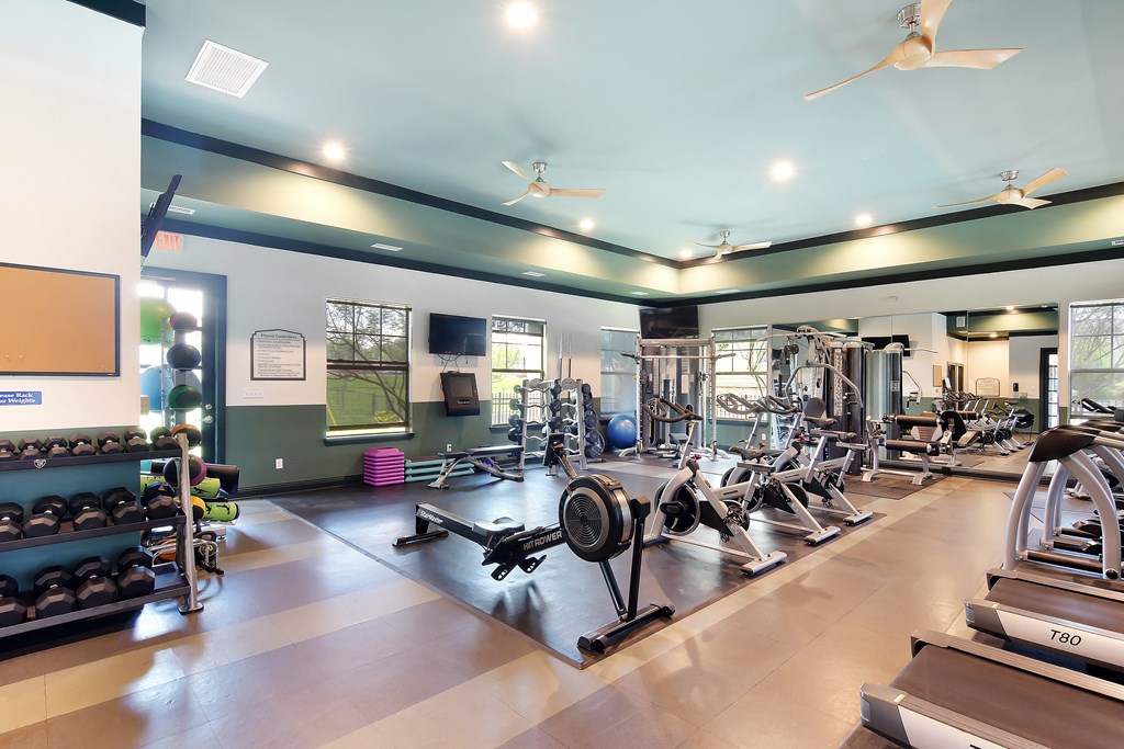Fitness Center With Modern Equipment at Wellington Grande Apartment Homes, Longview