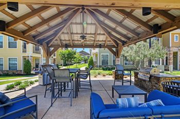 Outdoor Grill With Intimate Seating Area at Wellington Grande Apartment Homes, Longview, TX, 75605