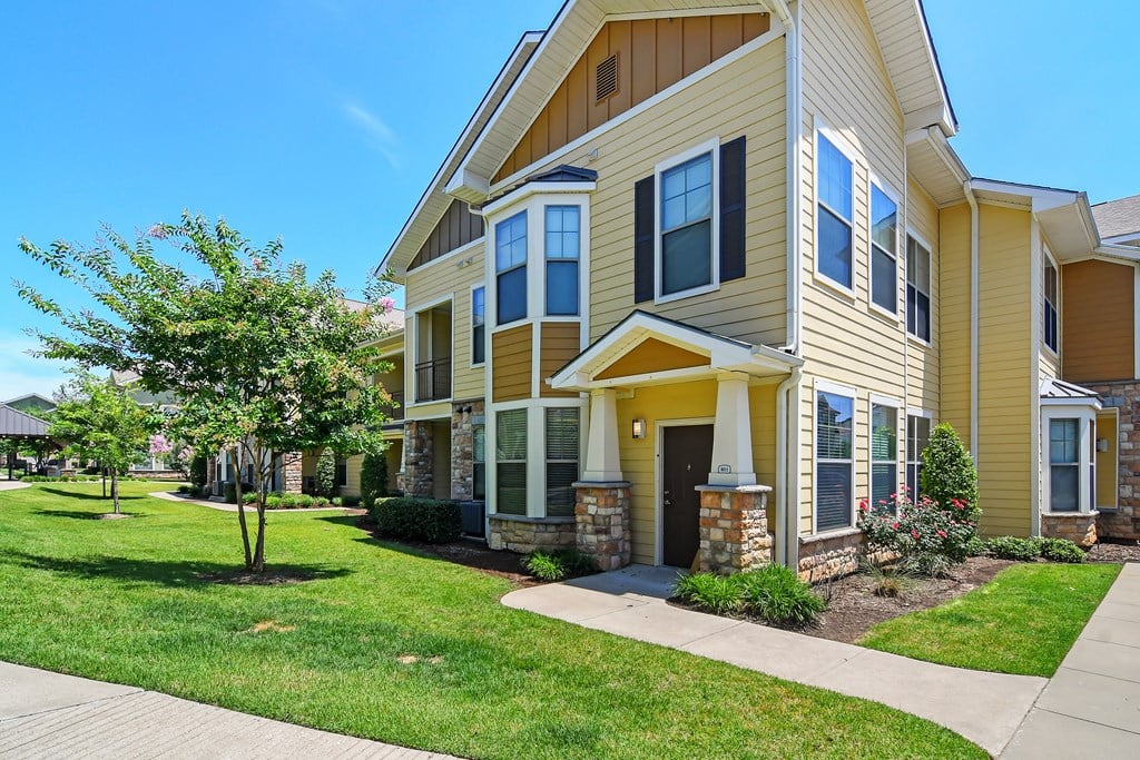 Community Exterior and Green Walkways at Wellington Grande Apartment Homes, Texas