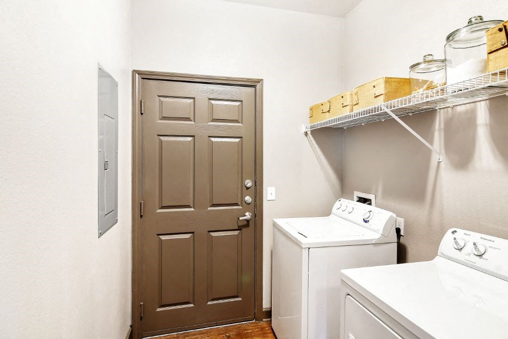 a laundry room with a washer and dryer  at Wellington Grande Apartment Homes, Longview
