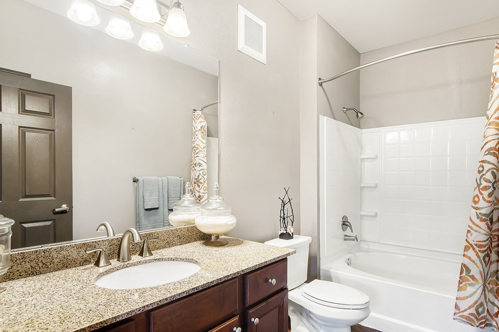 Bathroom With Bathtub at Wellington Grande Apartment Homes, Longview, TX