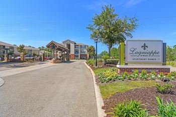 the entrance to the leasing office at Lagniappe of Biloxi Apartment Homes in Biloxi, MS
