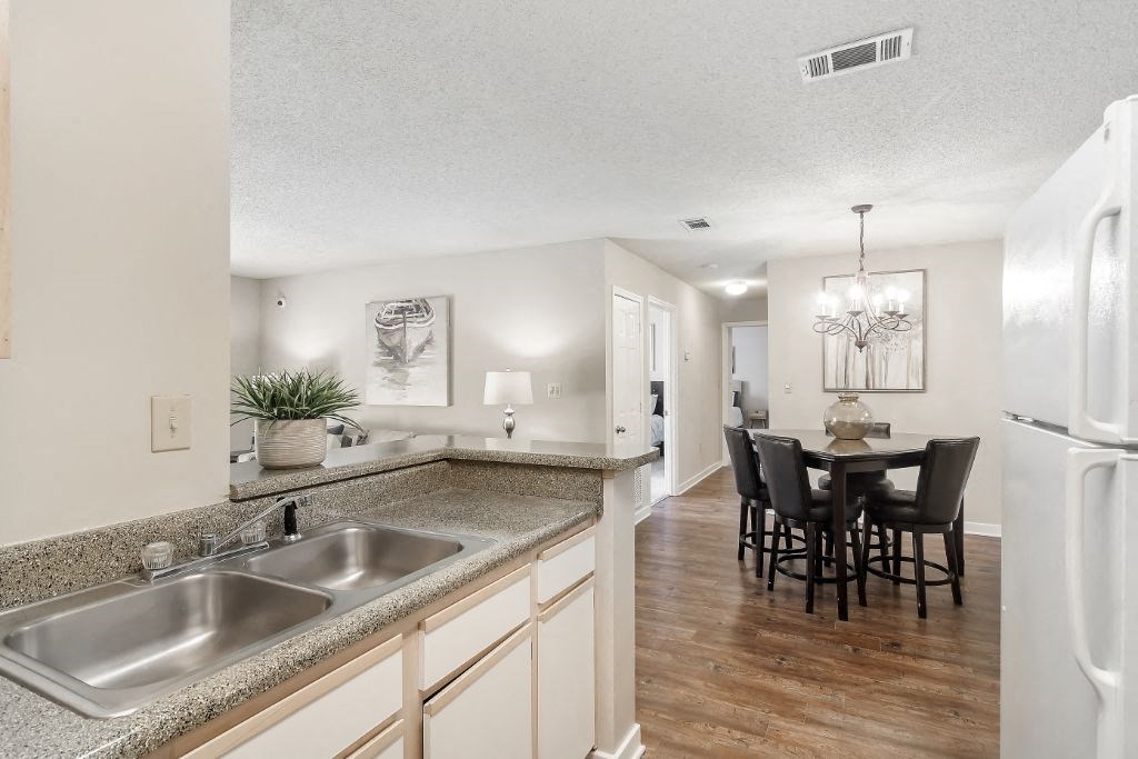 a kitchen and dining area in a 555 waverly unit  at The Pointe Apartment Homes, Mississippi, 39553