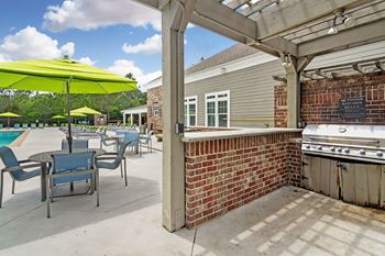 Grill and outdoor lounge at Charleston Apartment Homes, Alabama 36695