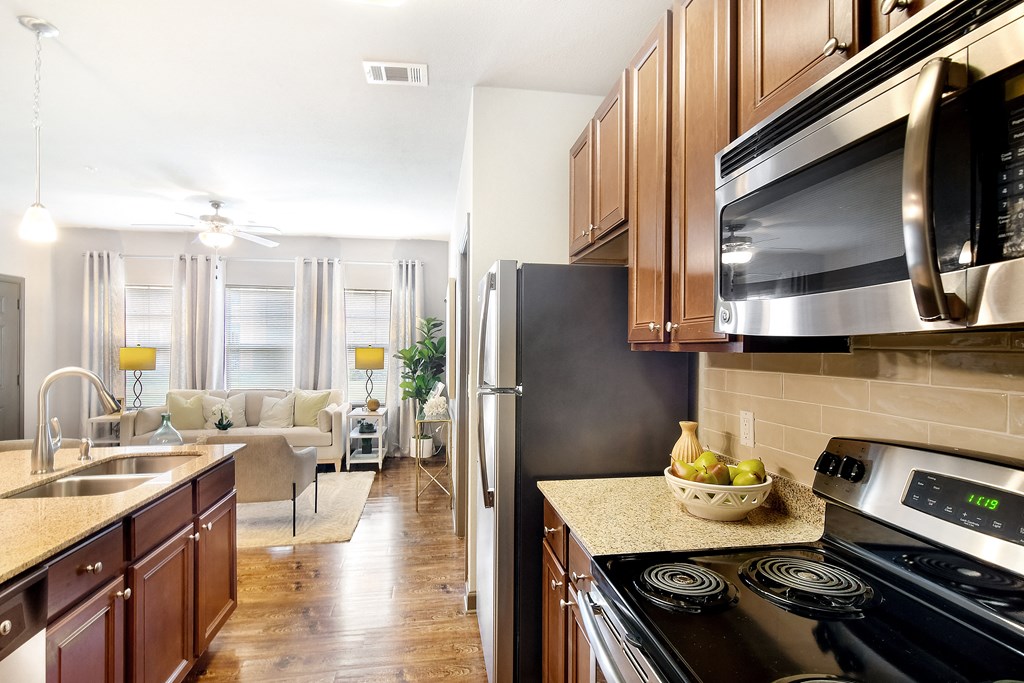 Fully Equipped Kitchen With Modern Appliances at Kingston Crossing Apartment Homes, Bossier City, LA