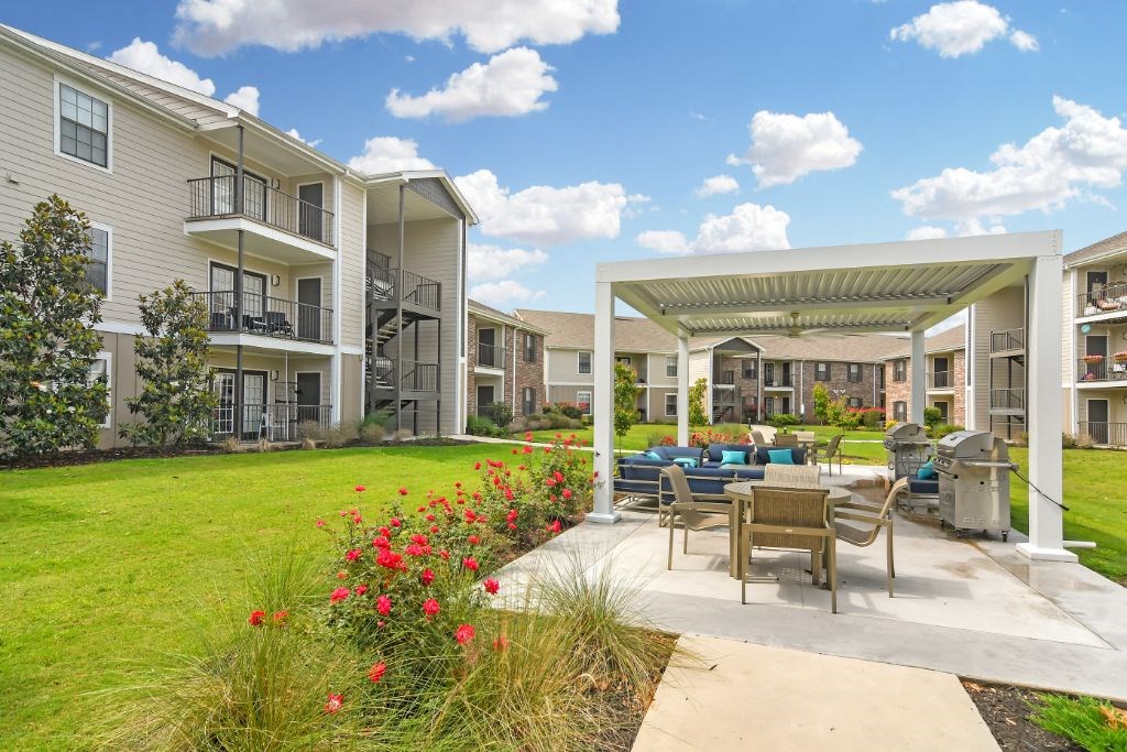 commons community patio  at Parkwest Apartment Homes, Hattiesburg, MS